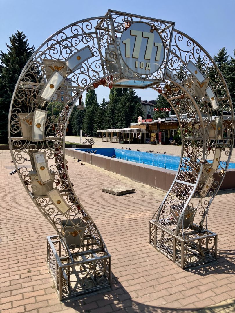 Ставрополец провалился в люк на одной из главных площадей города и получил тяжелую травму
